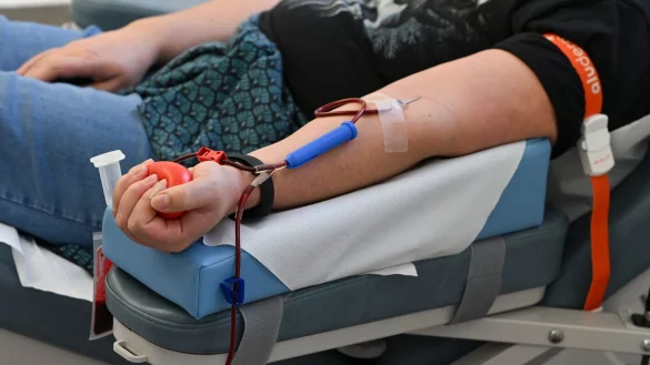 Derzeit werden die Blutkonserven knapp. Gr&uuml;nen-Politiker Janosch Dahmen fordert daher flexiblere Modelle f&uuml;r das Spenden - etwa mit Hilfe von Telemedizin. - &copy; Jens Kalaene/dpa