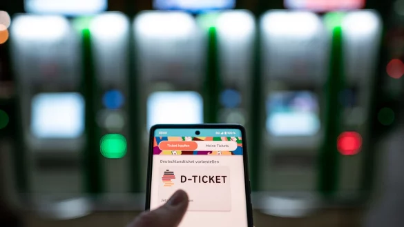 Azubis tarifgebundener Betriebe des Elektrohandwerks NRW erhalten ab Februar ein f&uuml;r sie kostenfreies D-Ticket. (Symbolbild) - &copy; Fabian Strauch/dpa