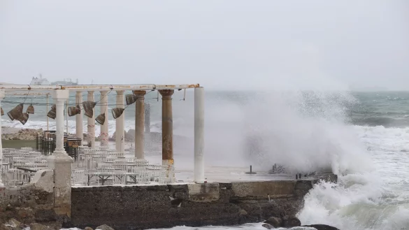 Die Beh&ouml;rden warnen vor hohem Wellengang - wie hier bei M&aacute;laga. - &copy; &Aacute;lex Zea/EUROPA PRESS/dpa