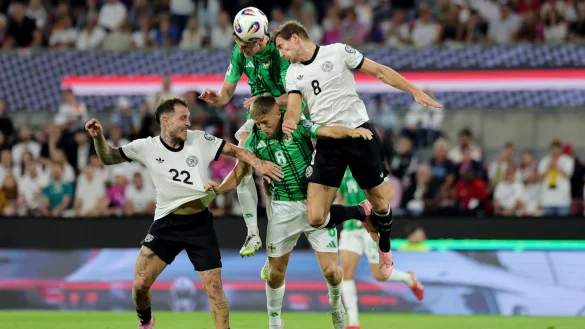 Callum Marshall (unten) spielte im September noch mit Nordirland gegen Deutschland. - &copy; Rolf Vennenbernd/dpa