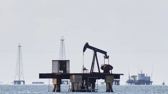 Die F&ouml;rderung von &Ouml;l und Gas heizt das Klima weiter an &ndash; und ist dennoch weiter stark verbreitet oder wird wie von US-Pr&auml;sident Donald Trump sogar noch vorangetrieben. - &copy; Edgar Frias/AP/dpa