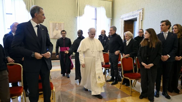 Papst Leo XIV. spricht Angeh&ouml;rigen von Crans-Montana-Opfern Trost zu. - &copy; Vatican Media/IPA via ZUMA Press/dpa