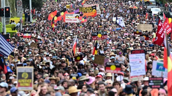 Traditionell protestieren am Nationalfeiertag Zehntausende gegen den &laquo;Invasion Day&raquo;, wie sie den Tag nennen. - &copy; Dean Lewins/AAP/dpa
