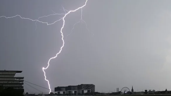 Ein Blitz zuckt bei einem Gewitter &uuml;ber dem Himmel &uuml;ber dem K&ouml;lner S&uuml;den. (Archivbild) - &copy; Henning Kaiser/dpa