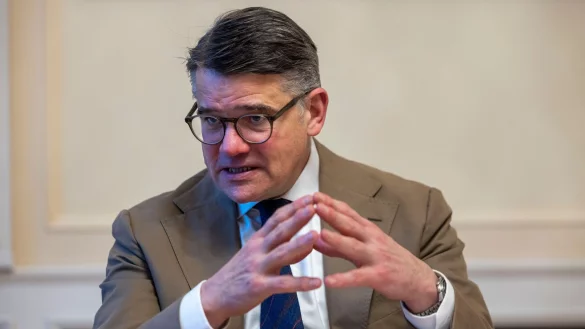 Bei den Kommunalwahlen entscheidet sich nach den Worten von Regierungschef Rhein, wie die Menschen &laquo;zur Politik stehen und wie sie die Demokratie bewerten&raquo;. - &copy; Helmut Fricke/dpa