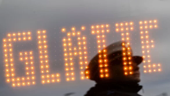Extremes Glatteis: In mehreren Landkreisen im Westen Niedersachsens f&auml;llt die Schule aus, es kommt zu zahlreichen Unf&auml;llen. (Symbolbild) - &copy; Marijan Murat/dpa