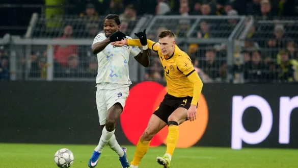 Zweik&auml;mpfe pr&auml;gten das Geschehen. - &copy; Bernd Thissen/dpa