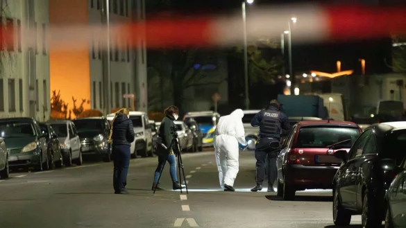 Ermittler sichern auf der Stra&szlig;e am Tatort Spuren. - &copy; Vincent Kempf/dpa