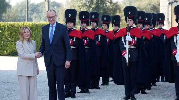 Kanzler Merz und Ministerpr&auml;sidentin Giorgia Meloni verstehen sich immer besser. - &copy; Gregorio Borgia/AP/dpa