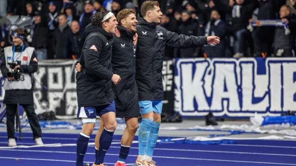 Der Einsatz von Reese (l.) und Dardai (m.) f&uuml;r Hertha BSC gegen Schalke ist ungewiss. (Archivbild) - &copy; Andreas Gora/dpa