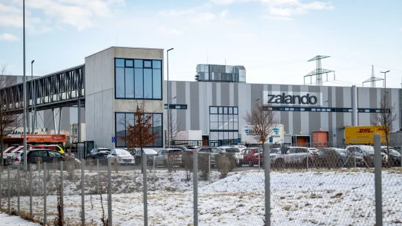 Zalando will in Erfurt den Stecker ziehen &ndash; Tausende Jobs wackeln, Politik und Besch&auml;ftigte f&uuml;hlen sich &uuml;berrumpelt. - &copy; Jacob Schr&ouml;ter/dpa