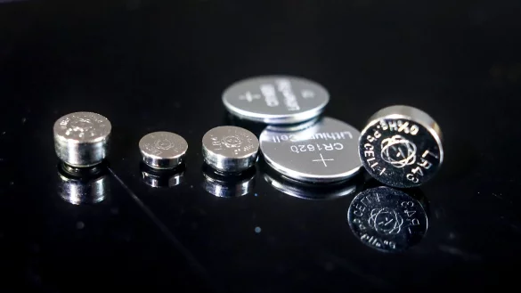 Gefahr f&uuml;r den Nachwuchs: Bleibt eine Knopfzelle beim Verschlucken in der Speiser&ouml;hre stecken, kann dies zu schweren Ver&auml;tzungen f&uuml;hren. (Symbolbild) - &copy; Christoph Schmidt/dpa/dpa-tmn