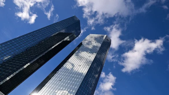 Die Deutsche Bank treibt die Digitalisierung ihres Privatkundengesch&auml;fts voran. (Archivbild) - &copy; Arne Dedert/dpa