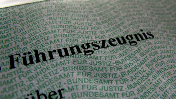 Das F&uuml;hrungszeugnis auf Papier soll weiter verf&uuml;gbar sein. (Symbolbild) - &copy; picture alliance / dpa