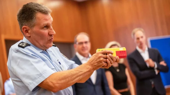 Ein Polizist erkl&auml;rte die Funktionsweise eines Distanz-Elektroimpulsger&auml;ts im vergangenen Jahr im Innnenministerium. (Archivfoto) - &copy; Michael Kappeler/dpa