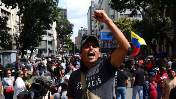 F&uuml;r ein Ende der Regierungskrise m&uuml;ssen wohl auch die Anh&auml;nger des gest&uuml;tzten Pr&auml;sidenten Maduro eingebunden werden. - &copy; Javier Campos/dpa