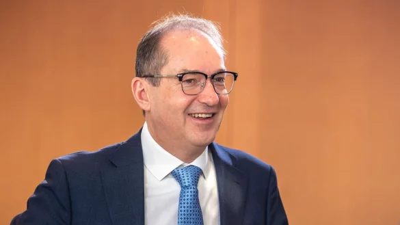 Dobrindt will den Verfassungsschutz ausbauen - auch &uuml;ber den reinen Nachrichtendienst hinaus. (Archivbild) - &copy; Michael Kappeler/dpa