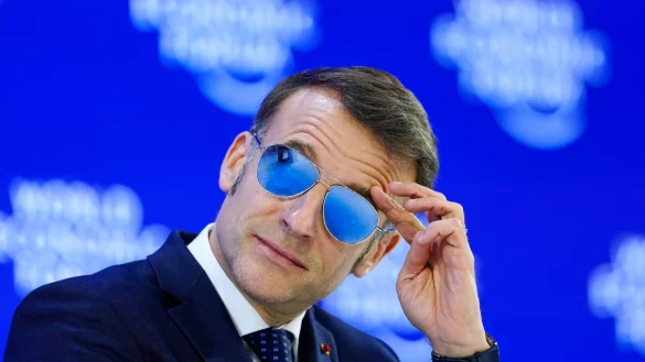 Mit diesem Foto von Macron wirbt der Hersteller inzwischen f&uuml;r die Luxusbrille (Archivbild). - &copy; Markus Schreiber/AP/dpa