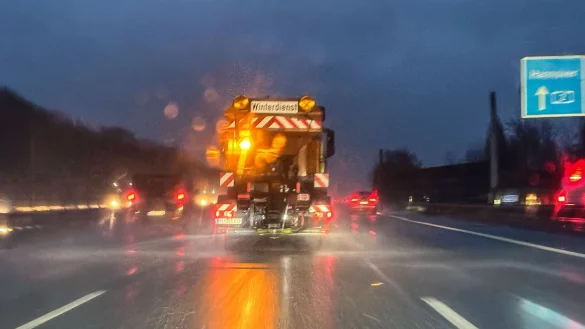 Auch Streufahrzeuge sind nicht vor Gl&auml;tte-Unf&auml;llen gefeit. (Symbolbild) - &copy; Oliver Berg/dpa