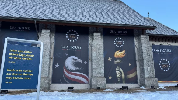 USA House in Davos: Pomp und Glaube eng beieinander. - &copy; Benedikt von Imhoff/dpa