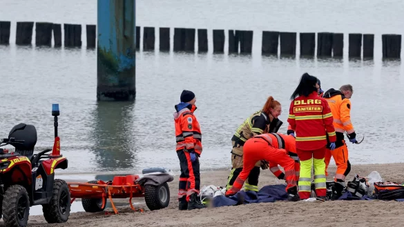 Rettungskr&auml;fte bargen einen Mann leblos aus der Ostsee vor Graal-M&uuml;ritz. - &copy; Bernd W&uuml;stneck/dpa