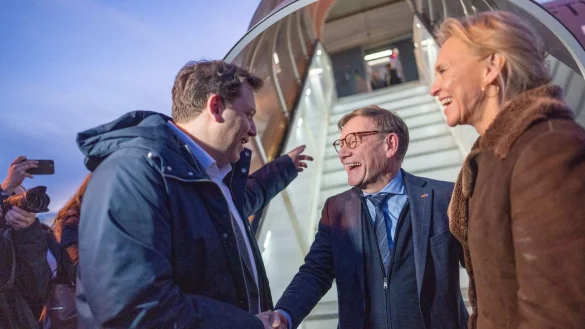 Au&szlig;enminister Wadephul wurde unten am Flugzeug neben der isl&auml;ndischen Au&szlig;enministerin Gunnarsd&oacute;ttir auch von Vizekanzler Lars Klingbeil begr&uuml;&szlig;t. - &copy; Michael Kappeler/dpa