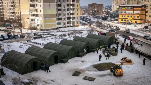In diesen Zelten sollen sich Kiewer aufw&auml;rmen, deren H&auml;user ohne Heizung sind. - &copy; Dan Bashakov/AP/dpa