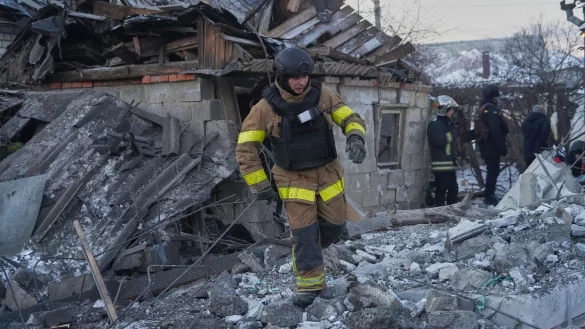 Russische Bomben trafen ein Viertel mit Einfamilienh&auml;usern in Charkiw. - &copy; Andrii Marienko/AP/dpa