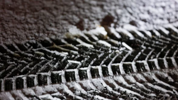 Die Stra&szlig;en in NRW bleiben rutschig. (Symbolbild) - &copy; Thomas Banneyer/dpa