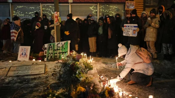 Die Menschen in Minneapolis trauern um den von Bundesbeamten erschossenen Alex Pretti. - &copy; Adam Gray/AP/dpa