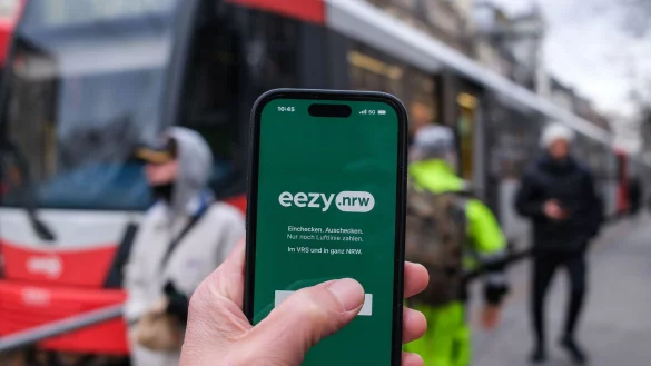 Einchecken und losfahren: Mit dem Eezy-Ticket wollen Land und Verkehrsverb&uuml;nde den &Ouml;PNV f&uuml;r Gelegenheitsnutzer einfacher machen. - &copy; Oliver Berg/dpa