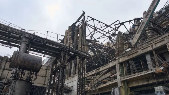 Immer wieder sind Kraftwerksanlagen in der Ukraine Ziel russischer Angriffe aus der Luft. (Archivbild) - &copy; Efrem Lukatsky/AP/dpa