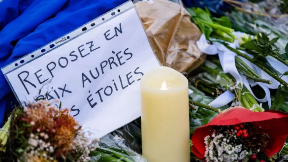 &laquo;Ruhet in Frieden bei den Sternen&raquo;, steht auf einer Botschaft am Brandort. - &copy; Jean-Christophe Bott/KEYSTONE/dpa