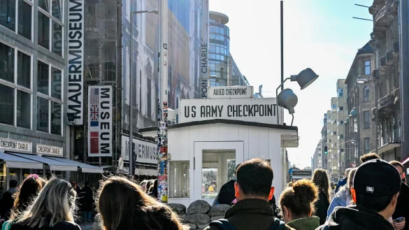 Der ehemalige &laquo;Checkpoint Charlie&raquo; zieht sehr viele Berlin-Touristen an. (Archivbild) - &copy; Jens Kalaene/dpa