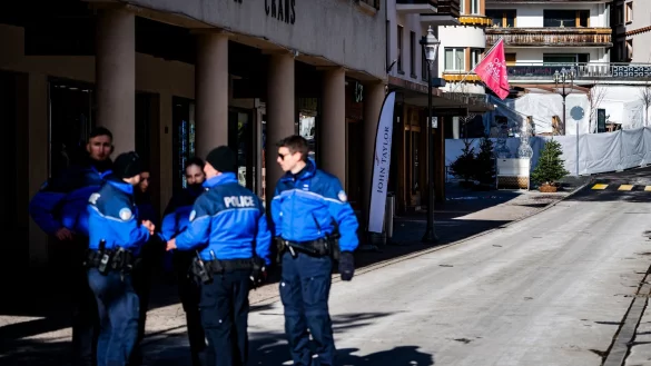 Die Polizei &auml;u&szlig;ert sich nicht zu Spekulationen &uuml;ber die Ursache f&uuml;r das Feuer. - &copy; Jean-Christophe Bott/KEYSTONE/dpa