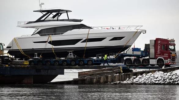 Nur ein paar Meter noch, dann ist das Ufer erreicht. Hier ein Foto vom Bootstyp Ferretti FY 720, was bis zu 4,6 Millionen Euro kostet. - &copy; Federico Gambarini/dpa