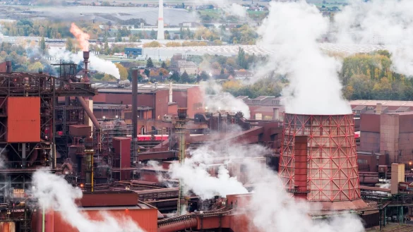 Starker R&uuml;ckgang der Rohstahlproduktion 2025: Die Stahlindustrie spricht vom vierten Krisenjahr in Folge. (Symbolbild) - &copy; Julian Stratenschulte/dpa