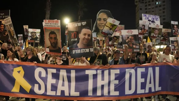 F&uuml;r die Freilassung und &Uuml;bergabe aller Geiseln waren monatelang Tausende Israelis auf die Stra&szlig;en gegangen. (Archivbild) - &copy; Mahmoud Illean/AP/dpa