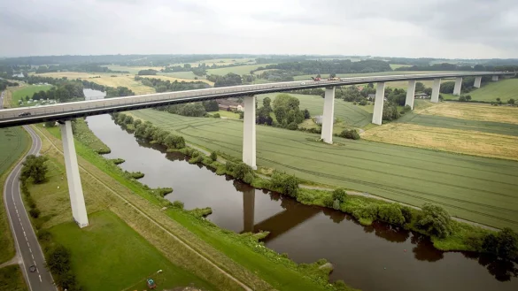 Die Ruhrtalbr&uuml;cke auf der A52 ist kurzfristig gesperrt worden. - &copy; Arnulf Stoffel/dpa