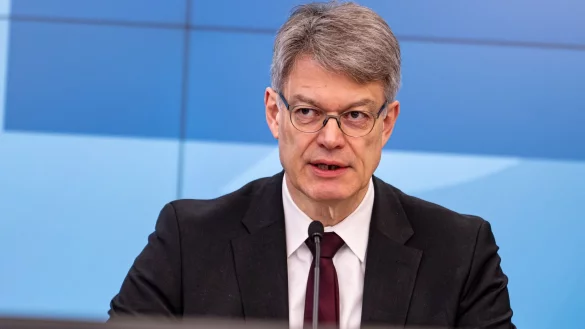 Schnieder mahnt weiter zur Vorsicht (Archivbild). - &copy; Fabian Sommer/dpa