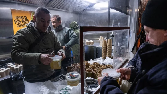 In Kiew geben die Streitkr&auml;fte warme Mahlzeiten f&uuml;r Menschen aus, die in ihren H&auml;usern keinen Strom mehr haben. - &copy; Danylo Antoniuk/AP/dpa