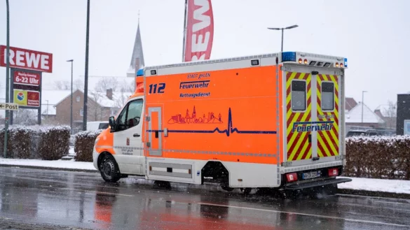 Trotz des Radverlusts ist der Rettungswagen unfallfrei zum Stehen gekommen. - &copy; Max Lametz/dpa