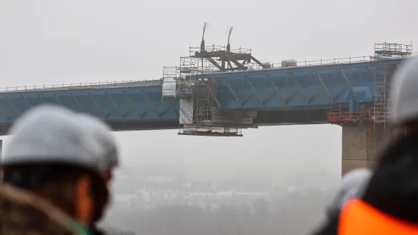 Mit der Verbindung des Stahl&uuml;berbaus beim noch nicht fertig gestellten Br&uuml;ckenteil ist beim Bau der Rahmedetalbr&uuml;cke ein weiterer wichtiger Schritt erreicht. - &copy; Alex Talash/dpa