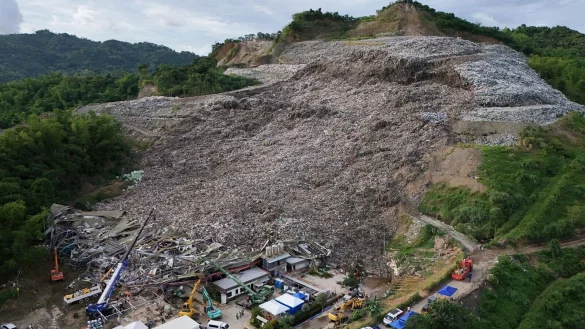 Anhaltende Regenf&auml;lle machten den M&uuml;llberg nach Angaben der Stadtverwaltung instabil. - &copy; Jacqueline Hernandez/AP/dpa