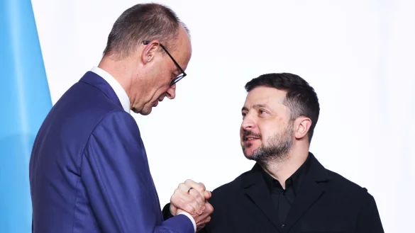 Kanzler Merz stellt dem ukrainischen Pr&auml;sidenten Wolodymyr Selenskyj weitreichende deutsche Unterst&uuml;tzung in Aussicht. - &copy; Tom Nicholson/PA Wire/dpa