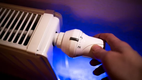 Viele Verbraucher drehen in diesen Tagen die Heizung besonders hoch - &copy; Sina Schuldt/dpa