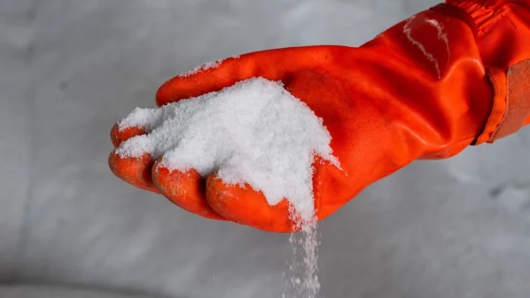 In einzelnen Kommunen in NRW wird das Streusalz knapp. (Archiv) - &copy; Christophe Gateau/dpa