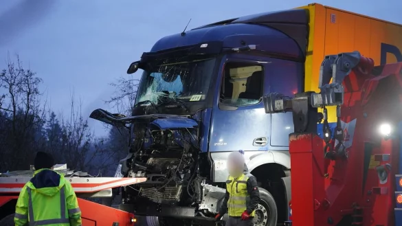 Drei Tote und mindestens elf Verletzte - das ist die vorl&auml;ufige Bilanz einer Unfallserie auf der A44 im Kreis Paderborn. - &copy; Christian M&uuml;ller/dpa
