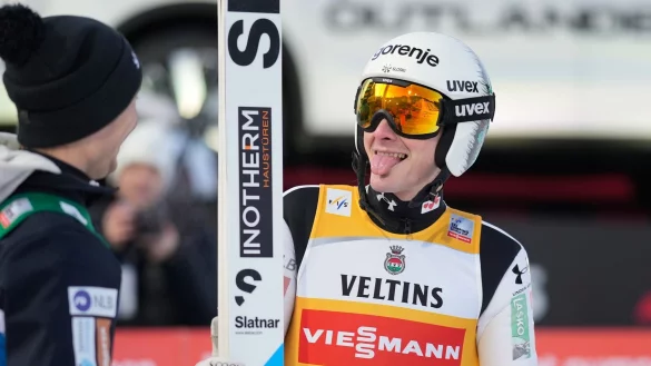 Domen Prevc f&auml;llt das Skispringen gerade leicht. - &copy; Matthias Schrader/AP/dpa