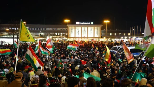 Die Abschlusskundgebung einer pro-kurdischen Demo fand vor dem Dortmunder Hauptbahnhof statt. - &copy; Alex Talash/dpa
